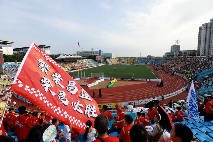 球迷疯狂呐喊，现场气氛燃烧至极致的简单介绍