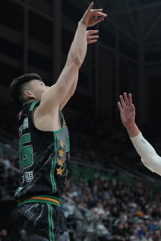 辽宁队的年轻球员成为亮点，帮助球队取得胜利(辽宁队的年轻球员成为亮点,帮助球队取得胜利的是谁)